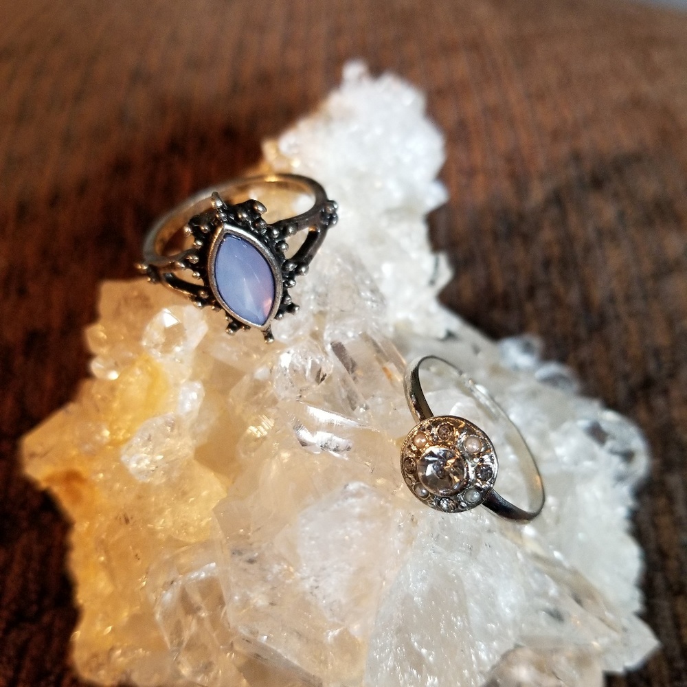 🌷Two Silvertone Rings - Picture 3 of 4